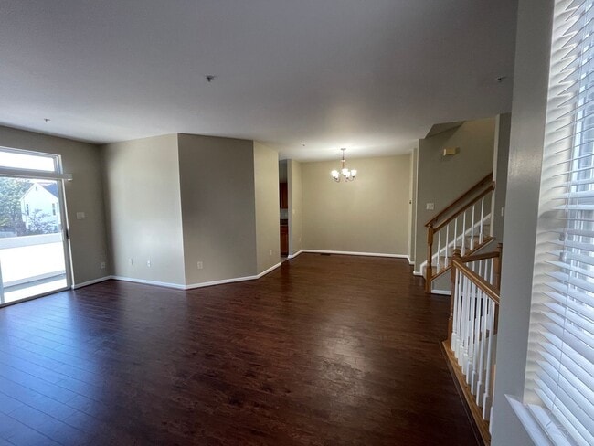 Building Photo - Beautiful 3 Bed 2.5 Bath Interior Townhome...