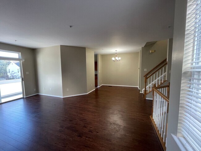 Building Photo - Beautiful 3 Bed 2.5 Bath Interior Townhome In Ashburn Village