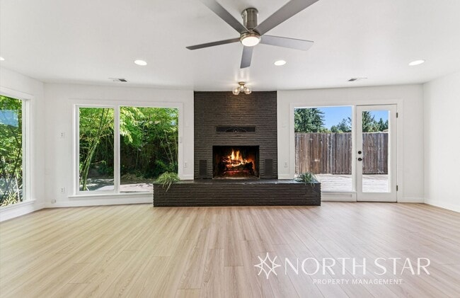 Building Photo - Newly renovated stunning lakefront home.