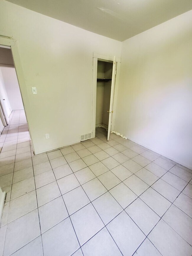 Building Photo - 608-610 W Burleigh St. (Duplex)