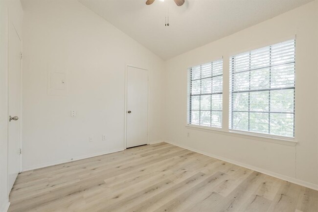 Building Photo - 11901 Swearingen Dr
