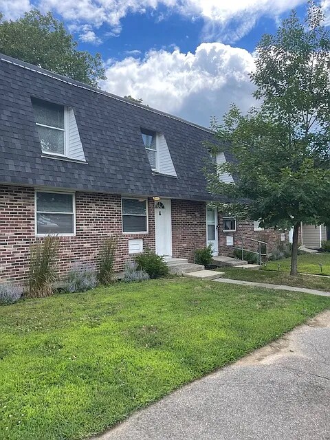 Building Photo - Fully Renovated 4-Bedroom Townhouse Available for Rent!