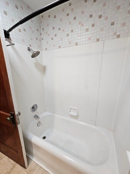 Bathroom - 816 Aurora Ave