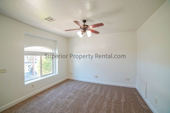 Building Photo - 3 bed, 2.5 bath townhouse with new paint and carpet