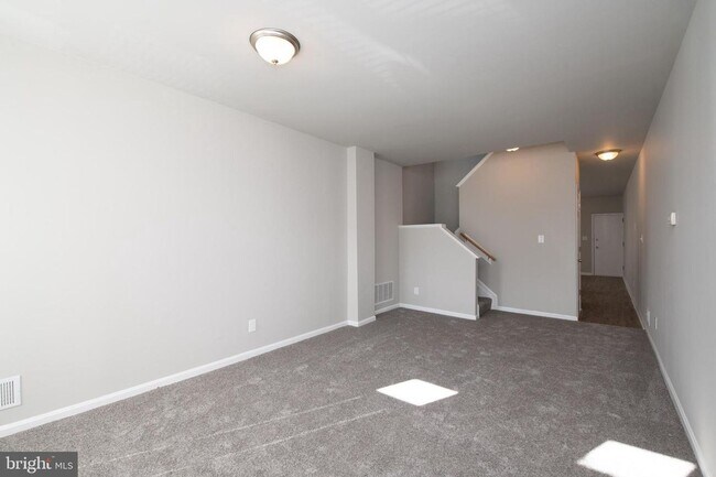 Building Photo - 3 Bed 1 Bath Renovated Townhouse