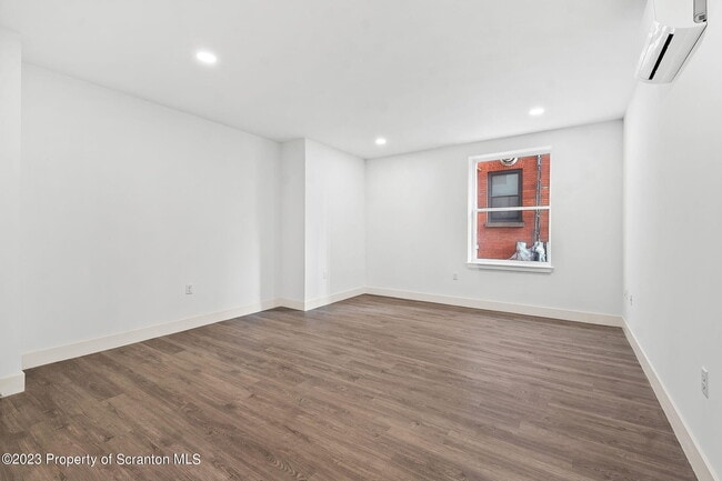 Building Photo - 19 W River St