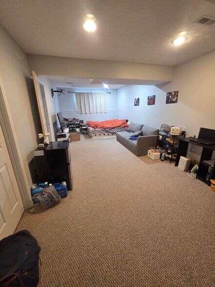 Building Photo - 575 Rosebud Cir