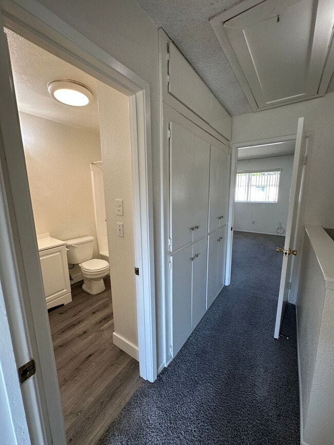 Building Photo - CHARMING 2-BEDROOM TOWNHOME IN GENESEE HIG...