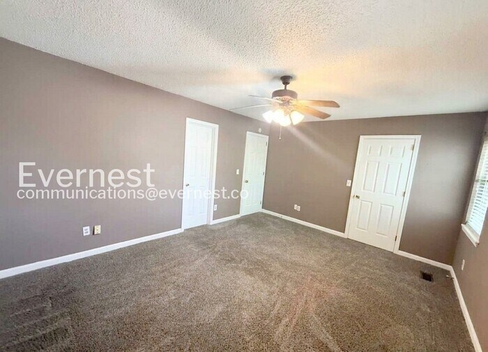 Building Photo - 2543 Hampstead Dr