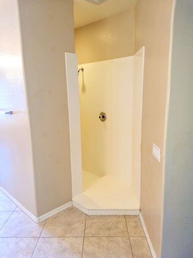 Building Photo - HUGE 5 bedroom, 3 bathroom in Glendale