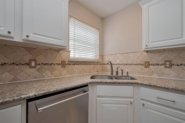 Building Photo - 1523 Brook Grove Dr