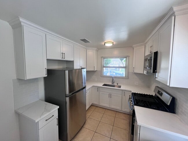 Building Photo - 2 Bedroom Single Story Home for Rent in Re...