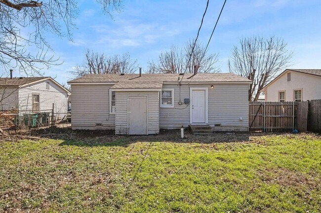 Building Photo - Cozy 3BD/1BTH Home Conveniently Located near I-240 & I-44