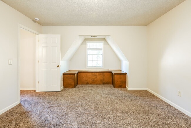 Building Photo - 6858 Creekwood Dr