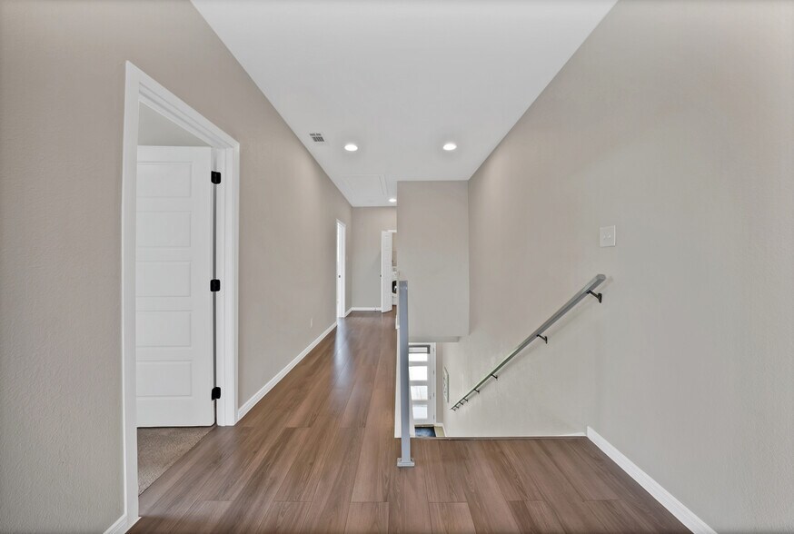 Building Photo - 4635 Calmont Ave