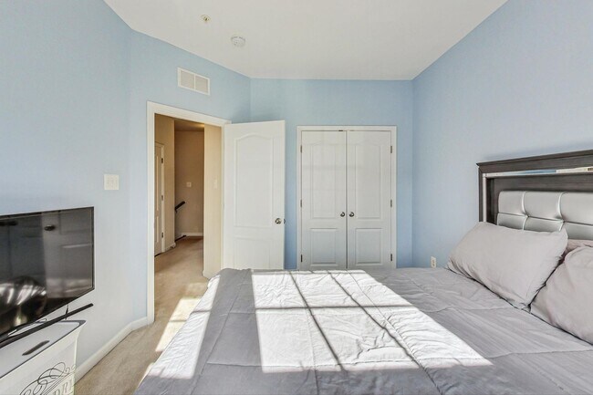 Building Photo - 3 bedroom, 2.5 bath Luxury Townhome in Market Square Subdivision!