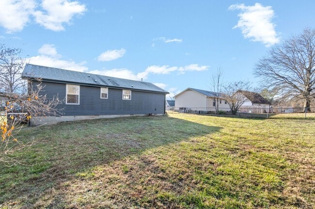Building Photo - 3 Bedroom Dog Friendly Home For Rent!