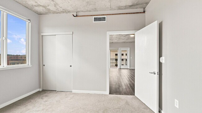 Building Photo - $2,820.95- 2 bed, 1 bath Condo in the heart of Denver with In Unit Laundry!