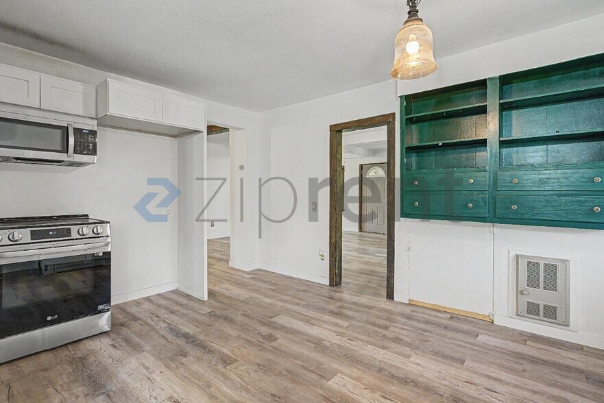 Building Photo - Unit 2