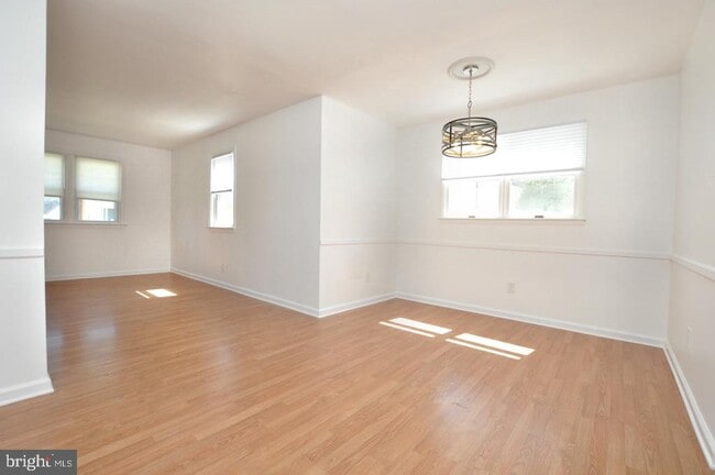 Building Photo - 432 N Coles Ave