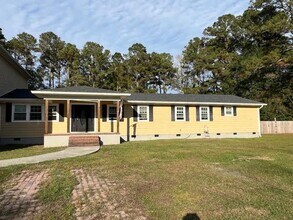 Building Photo - 3 Bedroom 3 Full Bath on 2 Acres