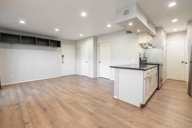 Building Photo - 2750 Holly Hall St