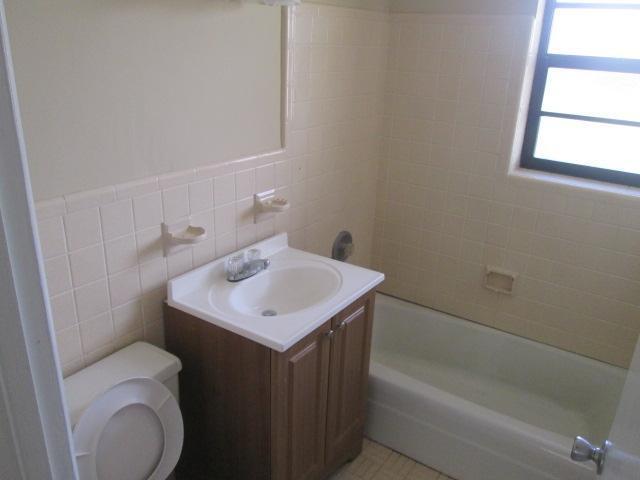 Building Photo - 498 W Drew St