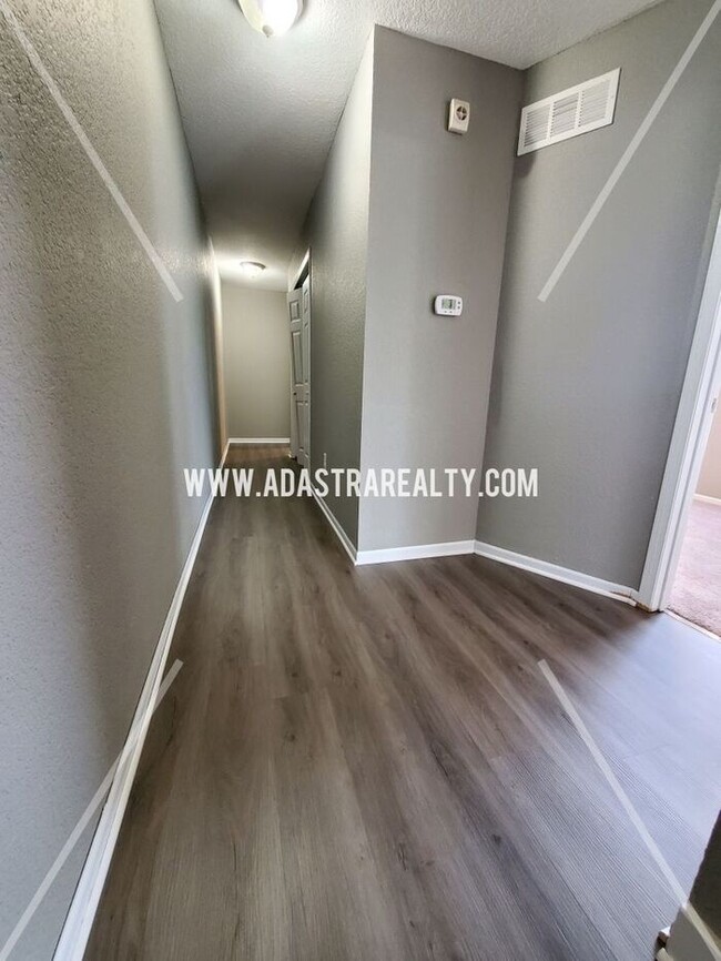 Building Photo - Spacious Townhome in Piper School District...