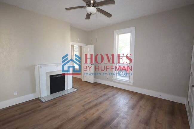 Building Photo - Two Bedroom House | Garage