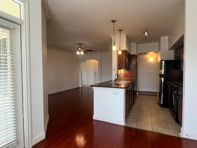 Building Photo - DEAL!! Get $500 off your move-in costs! Valid for new leases with a start date on or before Decem...