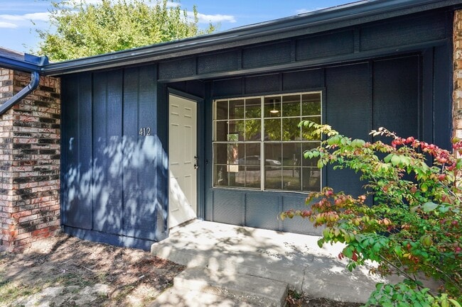 Building Photo - 412 W Austin St