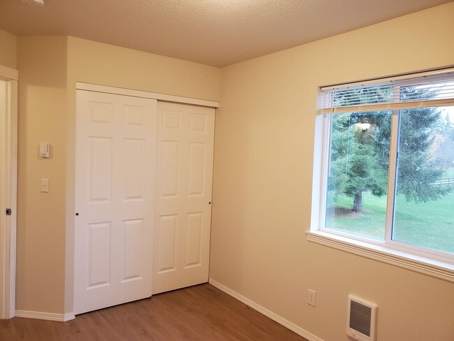 Building Photo - Newer Construction 2 Bedroom, 1 Bathroom, OREGON CITY Ready To Lease!