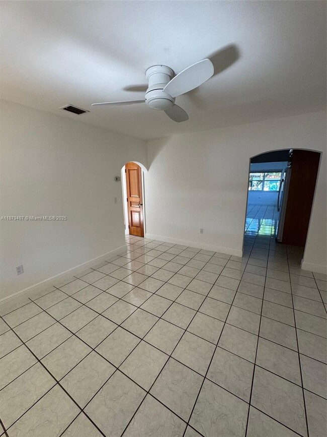 Building Photo - 632 SW 33rd Ave