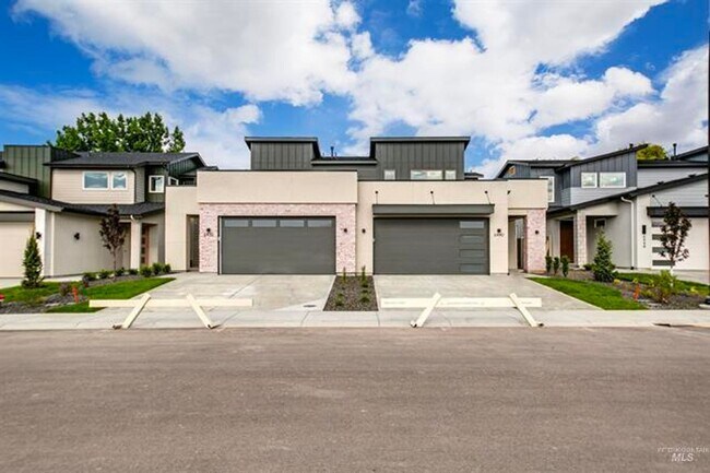 Building Photo - AstoriaTownHome