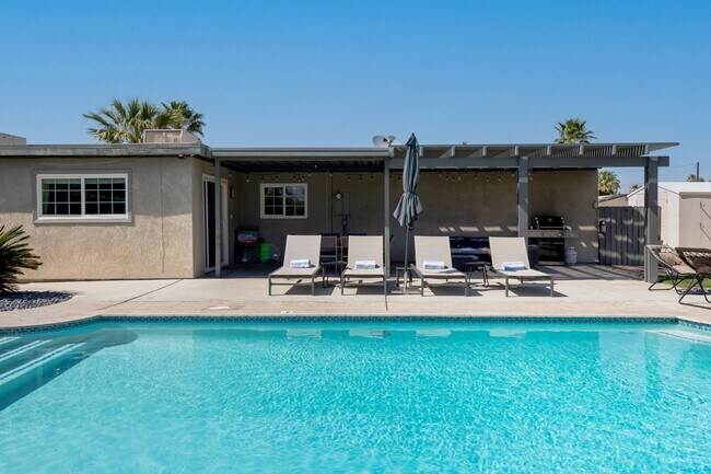 Building Photo - Family-Friendly Oasis in North Palm Springs