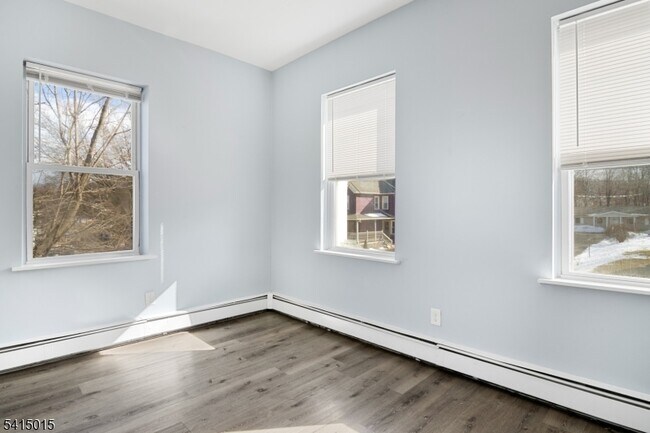 Building Photo - 150 E Main St