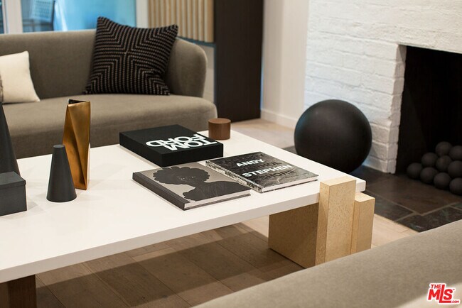 Building Photo - 8917 Cynthia St