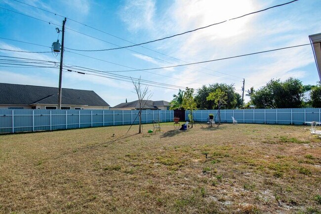 Building Photo - 826 SW Juliet Ave