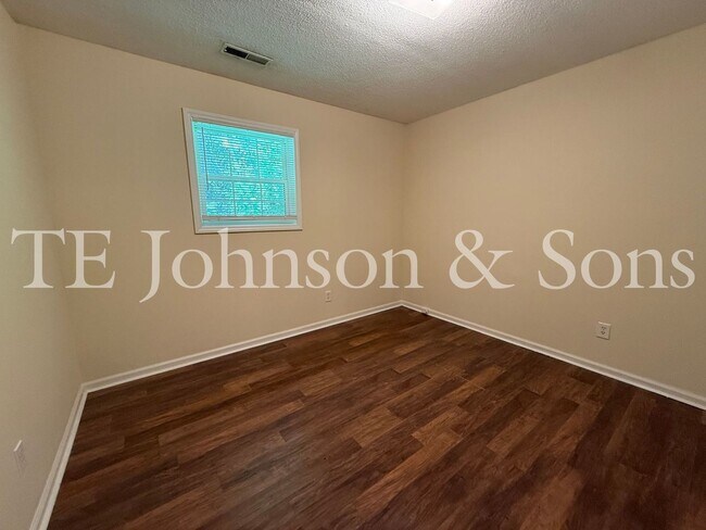 Building Photo - 1506 Oakshire-Water Included