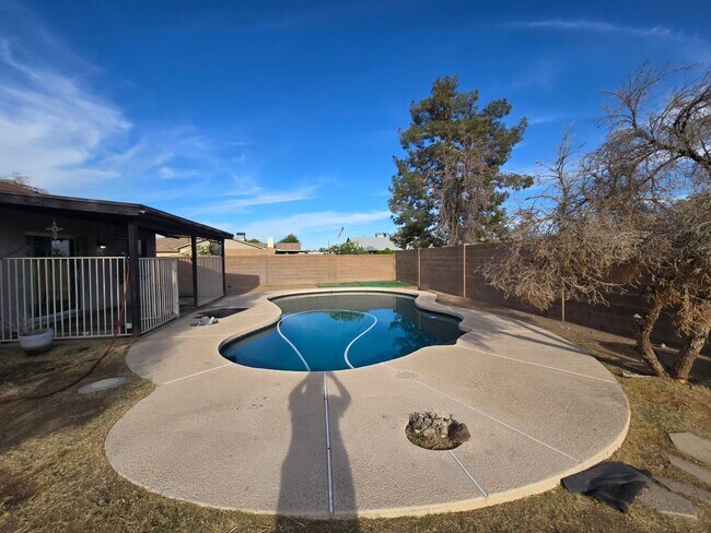 Building Photo - Beautiful 3 Bed 1.75 bath Corner lot, with...