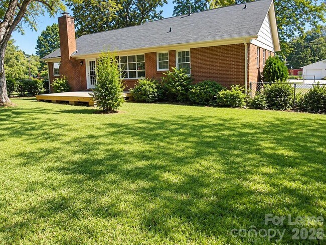 Building Photo - 7500 Thorncliff Dr