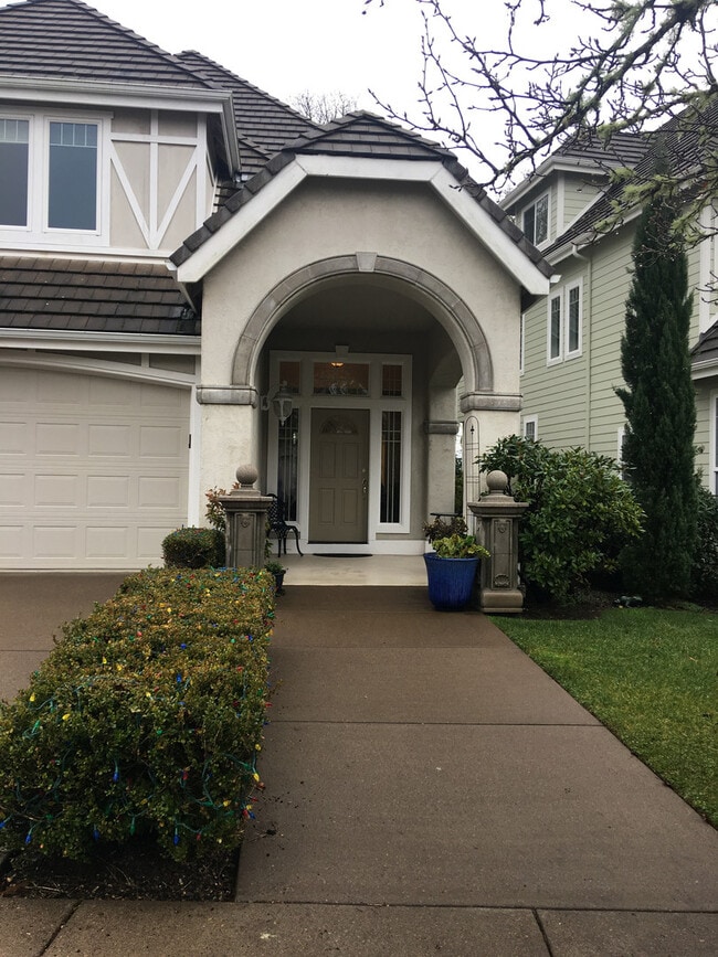 Building Photo - Beautiful 3 bedroom 2.5 Bath in North Corv...