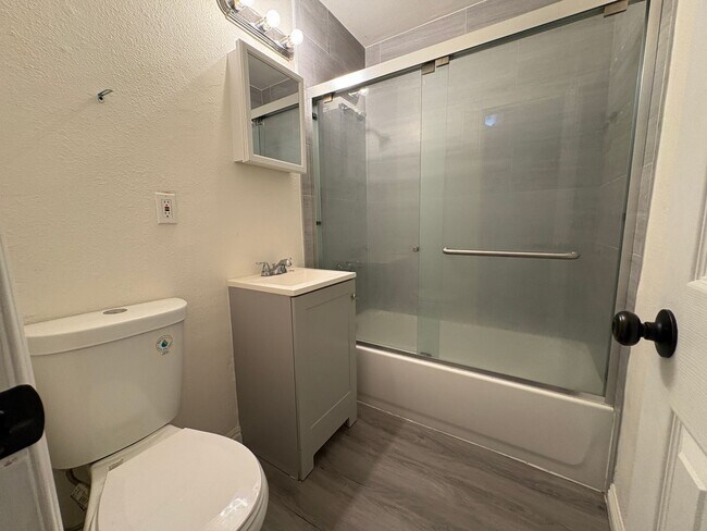 Building Photo - Tri-plex 2 bedroom 1 bathroom apartment of...