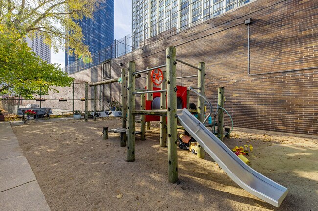 Building Photo - 5455 N Sheridan Rd