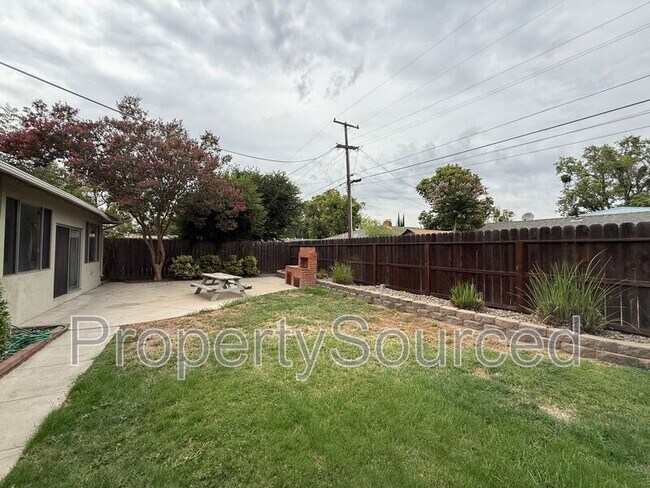 Building Photo - 1537 Maplewood Dr