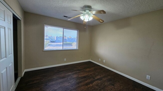 Building Photo - 3 Bed 2 Bath