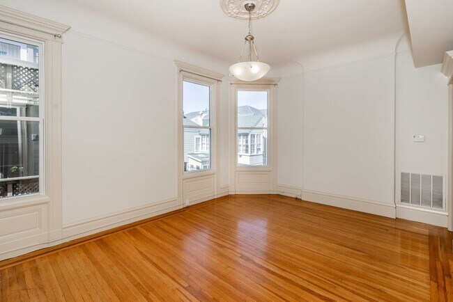 Building Photo - LARGE Full Floor 4BR/2BA. In-Unit Laundry, New Stainless Appliances!