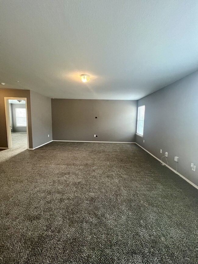 Building Photo - 9411 Rainbow Creek