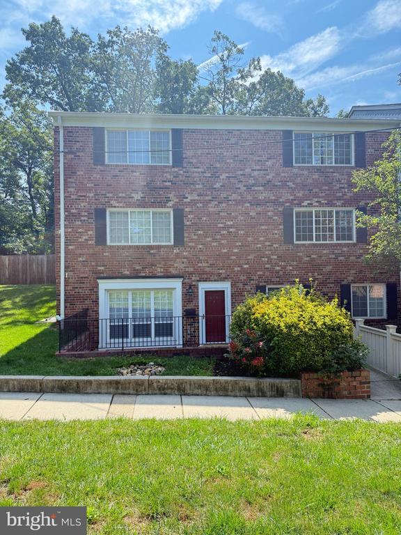 Primary Photo - 1565-A N Van Dorn St