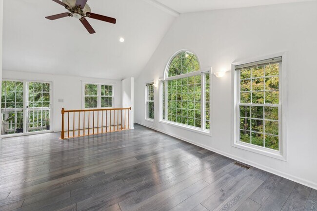 Building Photo - Charming 4 bedroom 3 bathroomSingle-Family Home for Rent! Discover your dream home with this stun...